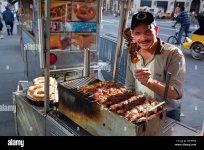 street-food-vendor-in-manhattan-in-new-york-city-BEHWP2.jpg