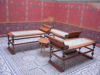 500px-Triclinium_-_Archäologische_Staatssammlung_München.jpeg
