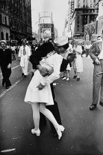 Legendary_kiss_V–J_day_in_Times_Square_Alfred_Eisenstaedt.jpeg